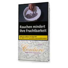 Packung Zigaretten Couture Super Slim Silver. Silber-weiß gemusterte Schachtel mit goldener Couture Auschrift.