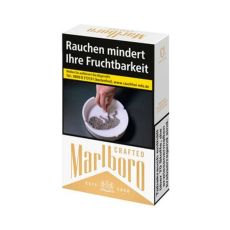 Schachtel Zigaretten Marlboro Crafted Gold. Gold-weiße Packung Crafted Aufschrift mit Warnhinweis Aschenbecher.