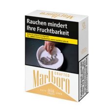Schachtel Zigaretten Marlboro Crafted Gold. Gold-weiße Packung Crafted Aufschrift mit Warnhinweis Aschenbecher.