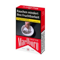 Schachtel Zigaretten Marlboro Crafted Red. Rot-weiße Packung Crafted Aufschrift mit Warnhinweis Aschenbecher.