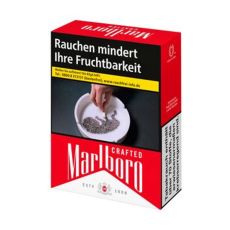Schachtel Zigaretten Marlboro Crafted Red. Rot-weiße Packung Crafted Aufschrift mit Warnhinweis Aschenbecher.