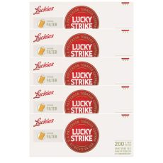 Gebinde Huelsen Lucky Strike Red Xtra 200. Fünf weiße Packung mit rotem Lucky Strike Logo.