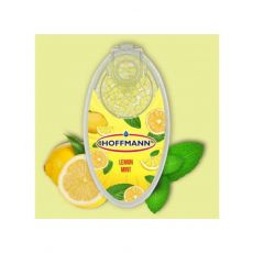 Packung Hoffmann Aromakugeln Zitrone Minze. Gelber Hintergrund mit Zitronen und gelbe Packung mit Lemon Mint Aufschrift.