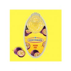 Packung Hoffmann Aromakugeln Passionsfrucht. Gelber Hintergrund mit Passionsfrucht und gelbe Packung mit Hoffmann Logo.