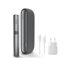 Tabakerhitzer IQOS Iluma Pebble Grey mit Holder und weißem Kabel und weißem Stecker.