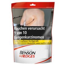 Beutel Tabak Benson & Hedges. Weiße Beutel mit rot-schwarzer Benson & Hedges Aufschrift.