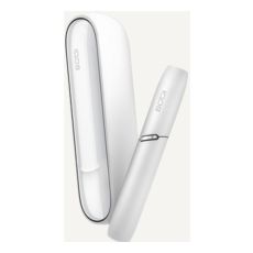 Tabakerhitzer IQOS 3 Duo Device Kit Warm White mit passendem Holder nebeneinander.