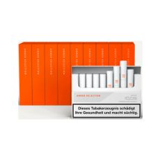 Stange Tabaksticks IQOS HEETS Amber Selection 200 Stück. Zehn orange Packungen mit Tabaksticks im Vordergrund.