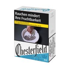 Schachtel Zigaretten Chesterfield blau 2XL. Weiß-blaue Packung mit Krone und schwarzem Chesterfield Logo.