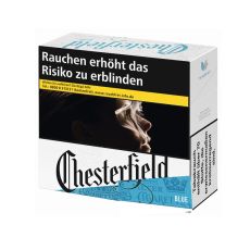 Schachtel Zigaretten Chesterfield blau 6XL. Weiß-blaue Packung mit Krone und schwarzem Chesterfield Logo.