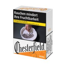 Schachtel Zigaretten Chesterfield rot 2XL. Weiß-orange Packung mit schwarzem Chesterfield Logo.