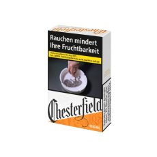 Schachtel Zigaretten Chesterfield rot. Weiß-orange Packung mit schwarzem Chesterfield Logo.