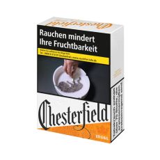 Schachtel Zigaretten Chesterfield rot XL. Weiß-orange Packung mit schwarzem Chesterfield Logo.
