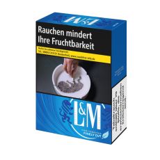 Schachtel L&M Zigaretten blau Maxi. Blaue Packung mit weißem L&M Logo und Löwen.