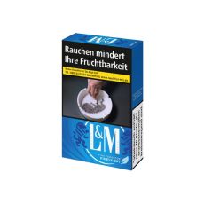 Schachtel L&M Zigaretten blau. Blaue Packung mit weißem L&M Logo und Löwen.