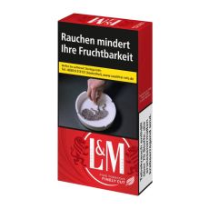 Schachtel Zigaretten L&M rot Long. Schmale rote Packung mit Löwen und weißem L&M Logo.