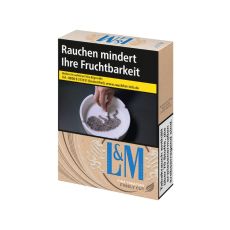 Schachtel Zigaretten L&M Simply blue L. Beige Packung mit weißen Löwen und blauem L&M Logo.