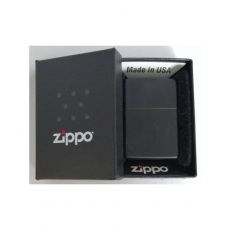 Schachtel Zippo Feuerzeug Black Matte. Schwarze Box mit schwarzem Feuerzeug und Zippo Logo.
