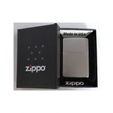 Schachtel Zippo Feuerzeug Chrome Brushed. Schwarze Box mit Feuerzeug und Zippo Logo.