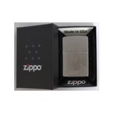 Schachtel Zippo Feuerzeug Logo Flames Chrome Brushed. Schwarze Box mit Feuerzeug und Zippo Logo.
