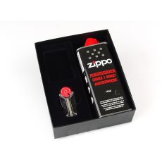 Schachtel Zippo Raucherset 2-teilig. Schwarze Packung mit Zippo Feuerzeugbenzin und Feuerstein.