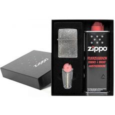 Packung Zippo Raucherset 3-teilig. Schwarze Schachtel mit Zippo Feuerzeug, Feuerstein und Feuerzeugbenzin.